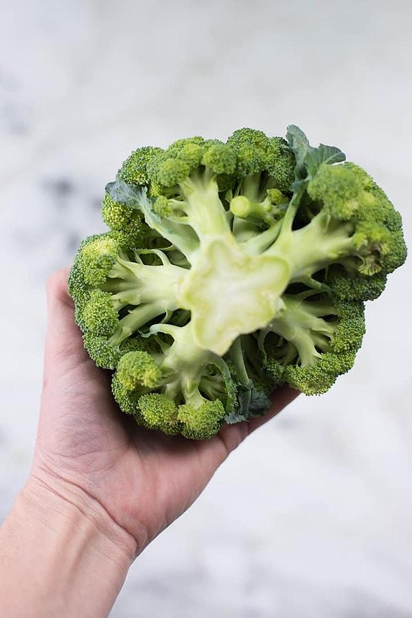 3. Brokoli sapı kıtır kıtır öyle güzel yenir ki.