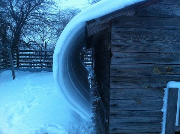 8. «Снег на моем сарае формирует волну, когда медленно сползает».
