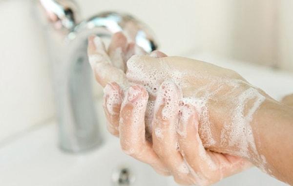 Dr. Oytun Erbaş, ellerimizi yıkarken elleri dirseklere kadar ve en az 30 saniye boyunca, iki kere yıkamamızı tavsiye ediyor.