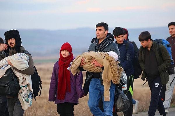 Dün gece ayrıca Türkiye'nin, mültecilerin Avrupa'ya geçişini kara ya da deniz yolu ile durdurmama kararı aldığını duyurmasının ardından birçok mülteci, Avrupa sınırına doğru yürüyüşe geçti.