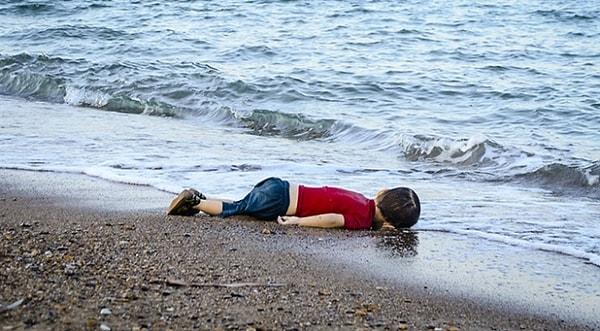 2. Suriye'deki iç savaştan kaçan ailesiyle birlikte kaçarken Bodrum'da cansız bedeni kıyıya vuran 3 yaşındaki Aylan...