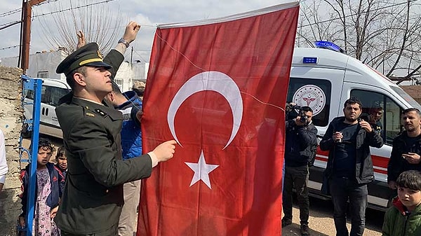 Şehidin Kale Mahallesi'ndeki evine Türk bayrakları asılırken, şehit Halil İbrahim Akkaya'nın cenazesinin bugün Bahçe Şehitliği'nde toprağa verileceği öğrenildi.