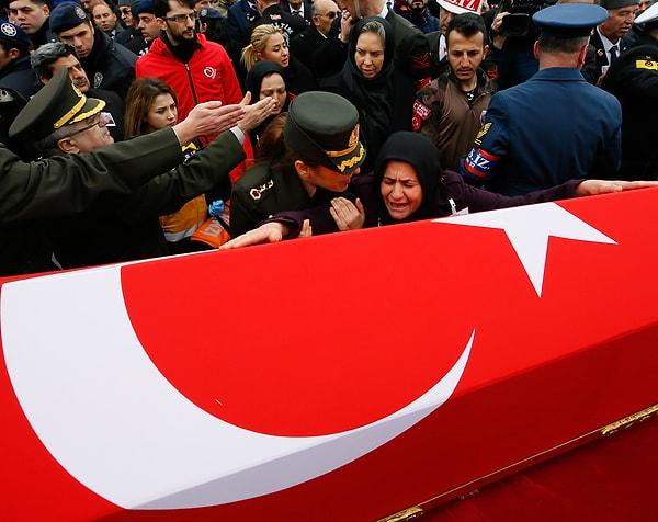 23 yaşındaki Uzman Onbaşı Ahmet Alpaslan,  İzmir Gaziemir Gülhane Camisindeki cenaze töreniyle son yolculuğuna uğurlandı.