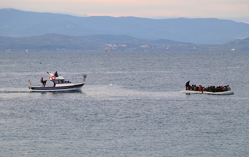 Sahil Güvenlik Tarafından Kurtarıldılar: Yunanistan'a Geçmeye Çalışan Göçmenlerin Teknesi Su Aldı