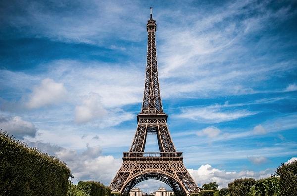 23. Eiffel Kulesi her yaz 5.08 santimetre uzuyor.