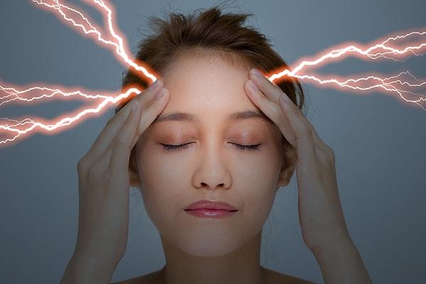 3. Yıldırım baş ağrısı: Aniden çıkıp saatlerce sürebilen şiddetli ağrı