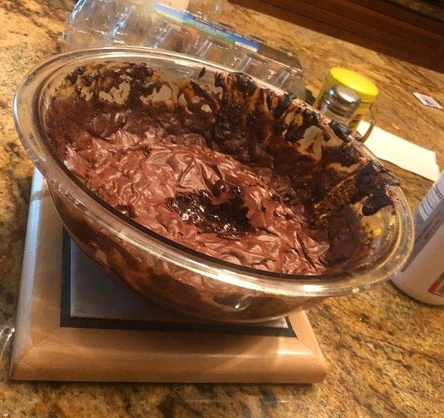 17. "Kuzenim gecenin birinde brownie yapmanın harika bir fikir olduğuna beni inandırmıştı. Sonuç bu!"