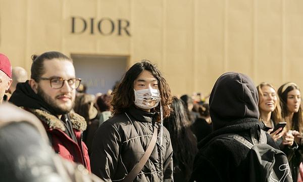 Koronavirüs şüphesi taşıyan İtalya'da gerçekleşen Milano Moda Haftası ve Paris Moda Haftası'nda gerçekleşen defilelerde sadece podyumda değil, katılımcılarda da çeşit çeşit maske gördük.