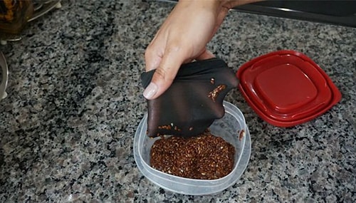 Dolgun, parlak ve belirgin bukleler için keten tohumu jeli hazırlayın.