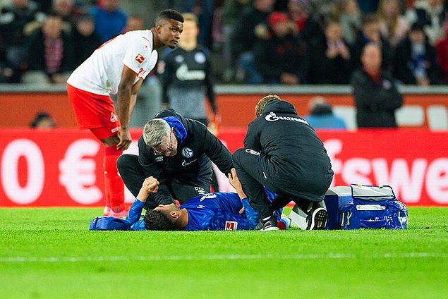 Merih'ten sonra bir stoper kaybı daha... Schalke 04'ün Köln maçında girdiği hava topu mücadelesinde yere düşen ve bel omurgasındaki 2, 3 ve 4. omurunda kırık meydana gelen Ozan Kabak da sakatlıklar kervanına katıldı.
