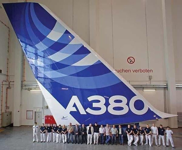 5. Airbus A380 kanadı önünde duran işçiler.