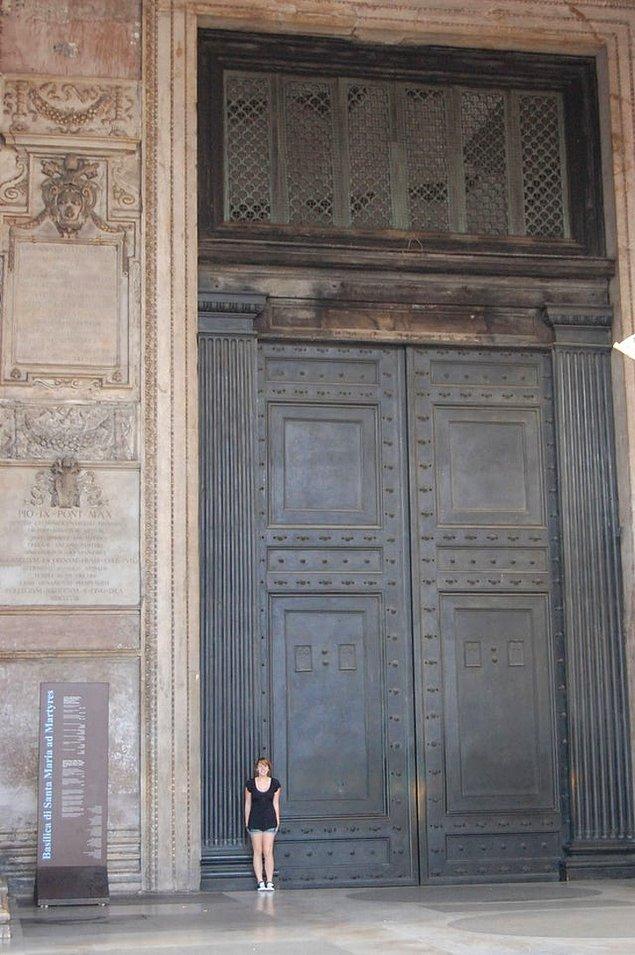 7. Roma'da bulunan en eski kapının büyüklüğü.