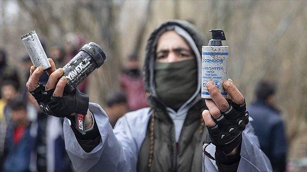 Yunan güvenlik güçleri Pazarkule'deki göçmenleri uzaklaştırmak için sık sık gaz ve ses bombaları kullanıyor.