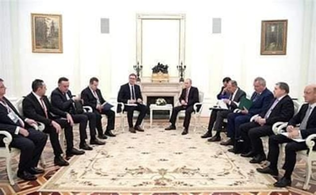 Yunanistan heyetiyle çektirilen fotoğrafta ise sadece fazladan bir şamdan detayı var.