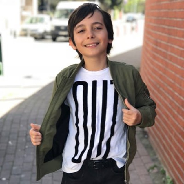 Emir Berke Zincidi'yi "Öyle Bir Geçer Zaman ki" dizisinin Küçük Osman'ı olarak tanıdık. Şimdilerde o minik, ağlayan bir çocuk değil elbette. 14 yaşında bir delikanlı.