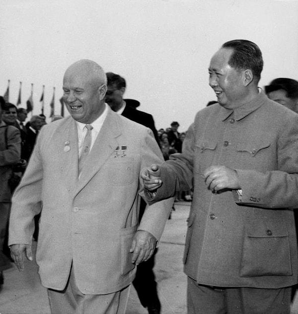 Bu bekletilme nezaketsizliği de akıllara 1958 yılında Çin lider Mao Zedong ve Sovyetler Birliği Başbakan Yardımcısı Nikita Khrushchev arasında Pekin'de yaşanan bir olayı akıllara getirdi. Bi' hayli ilginç bir olay. Hemen anlatalım.