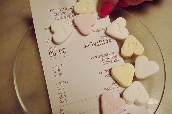 2. Сахар, жевательная резинка и тому подобное, которые приходят с вашим счетом, не совсем бесплатные. Эта уловка, которую рестораны используют, чтобы получить больше чаевых, вызывая у клиентов чувство вины.