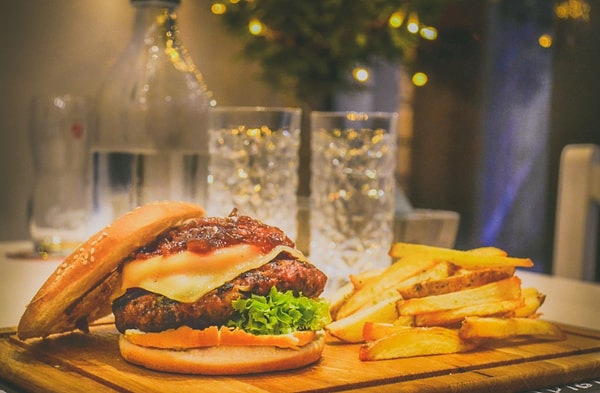 1. Многие рестораны используют готовые ингредиенты. Рестораны, где подаются с макароны и пицца получают свое тесто готовым, а не сами его делают, вопреки распространенному мнению. Бульон для супов готовят заранее и хранят в специальных контейнерах.