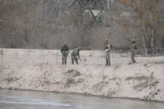 Yunanistan'dan Göçmen Geçişlerini Engellemek İçin Yeni Önlem: Sınıra Dikenli Tel Çekilmeye Başlandı