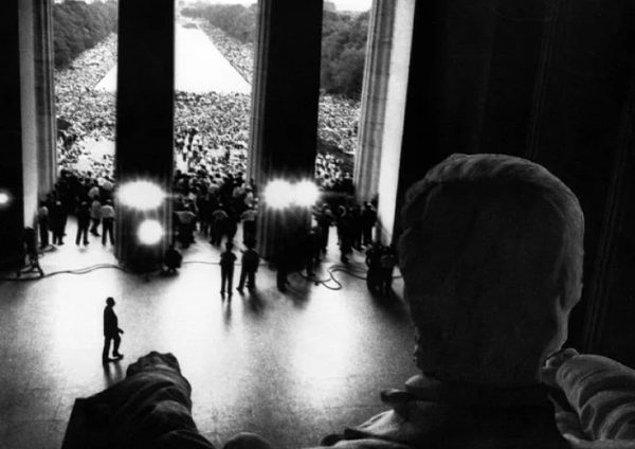 19. Martin Luther King'in, ünlü 'I have a dream' konuşması sırasında arkadan görünümü.