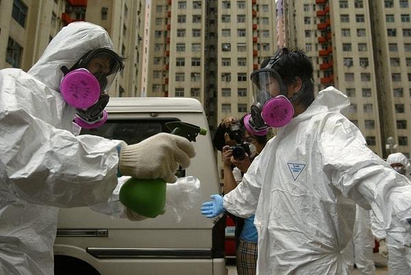 Kowloon Körfezi'nde ortaya çıkan ve şiddetli akut solunum sendromu (Sars) vakaları bir bir artıyordu. Bir karantina ilan edildi, ancak salgında 42 kişi hayatını kaybetmişti bile.