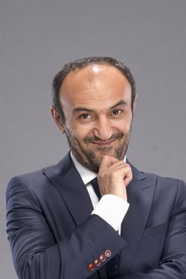Pizzacıda iki sene gık demeden bulaşıkçılık yapıyor. Tabii bu arada arkadaşlarına "Yılmaz Erdoğan benim teyzemin oğlu" diyor "Hee tabi tabi öyledir. O zaman burda ne işin var?" diye karşılık alıyor. Haksız da değiller hani...