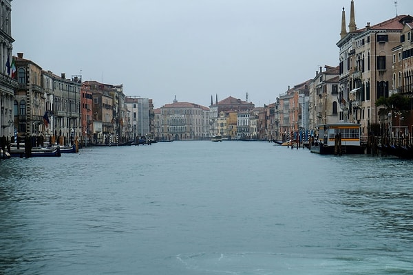 Пустой канал после того, как распространение коронавируса вызвало снижение числа туристов в Венеции, Италия, 1 марта 2020 года .
