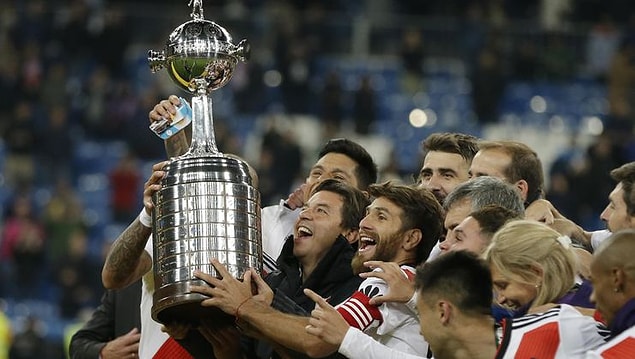 32. CONMEBOL, Copa Libertadores'in geçici olarak askıya alındığını açıkladı.