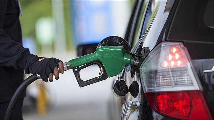 Benzine Bir İndirim Daha: Litre Fiyatı Bu Geceden Geçerli Olmak Üzere 51 Kuruş İnecek