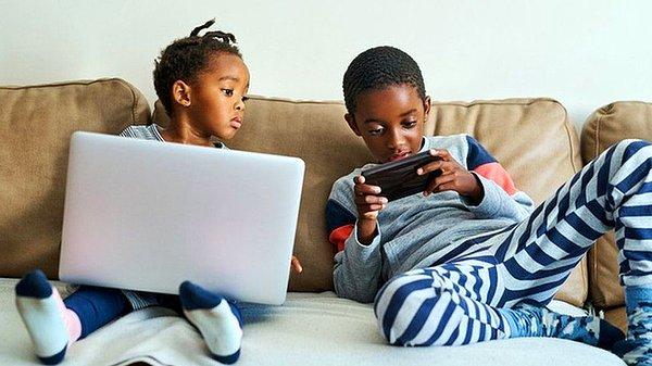 Sosyal medyadaki abartı ve yanlış bilgiler çocuklarınızı olumsuz etkileyeceğinden, sosyal medya ve TV'yi kontrollü olarak kullanmalarına izin vermenizde fayda var.