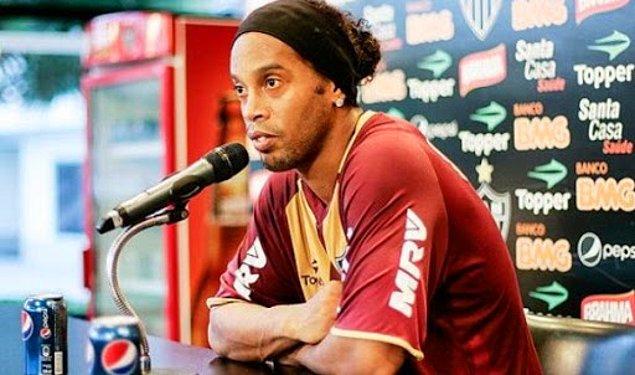 6. Ronaldinho'nun Coca Cola ile olan reklam anlaşması, ünlü futbolcu bir basın konferansı sırasında Pepsi içerken yakalanınca sonlandırılmıştır.