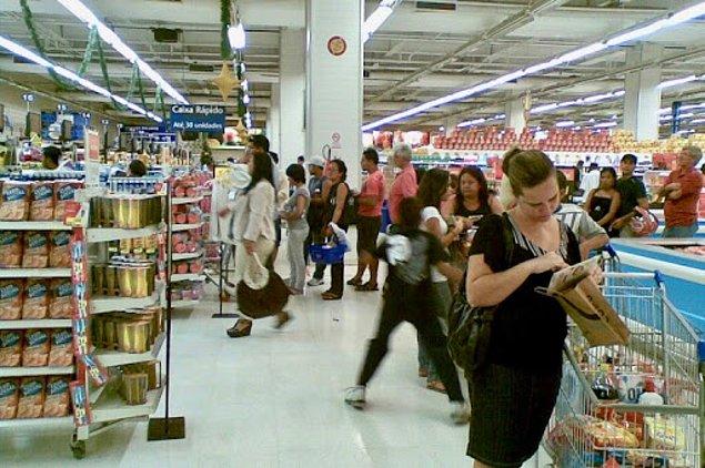 4. Bir markette sepet dolusu alışverişi olan kişi arkasında bir parça için sıra bekleyen kişiye sırasını verir.