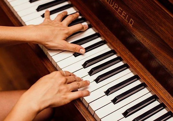 9. А у пианистов увеличены промежутки между пальцами.