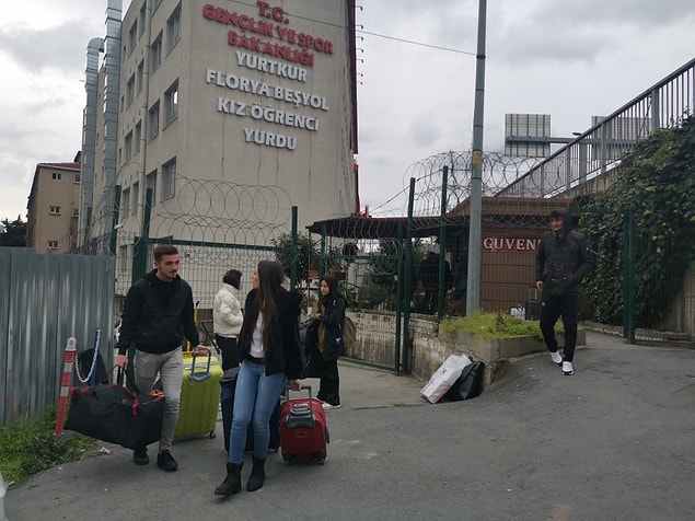 Öğrencilerden bugün saat 12.00'ye kadar yurtlardan ayrılmaları istendi.