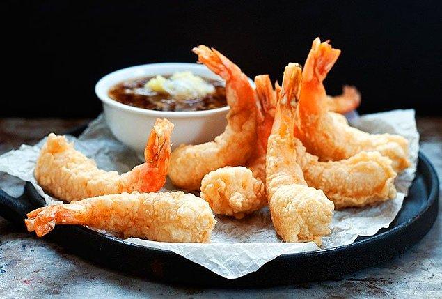 1. Japon restoranlarında, tempura ya da yağda kızartılmış deniz ürünleri yemeyin. Sadece mutfak çalışanları yağın en son ne zaman değiştirildiğini biliyorlar.