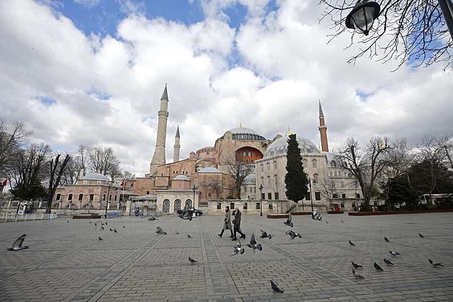 Ayasofya, Sultanahmet Camisi ve Topkapı Sarayı nedeniyle ilgi odağı olan Sultanahmet Meydanı’nda da ziyaretçi yönünden azalma görüldü.