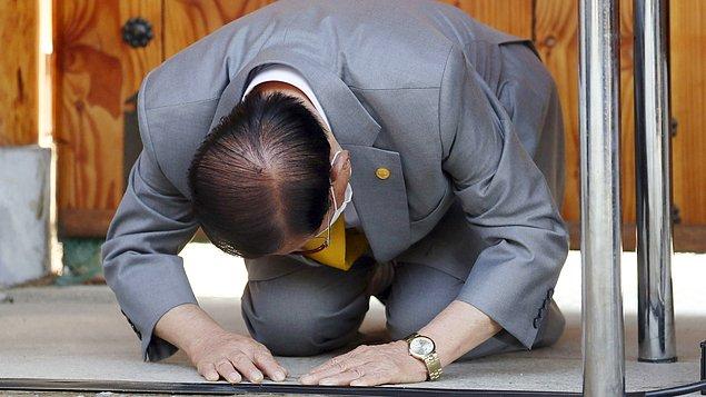 Hasta sayısının bu şekilde artmasının tek sorumlusu olarak gösterilince, Shincheonji lideri Lee Man-hee kameralar karşısında diz çökerek özür diledi.