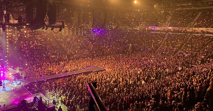 Koronavirüs Salgınına Aldırış Etmeden Cardiff'de Stereophonics Konserine Giden Binlerce İnsan Tepki Çekti
