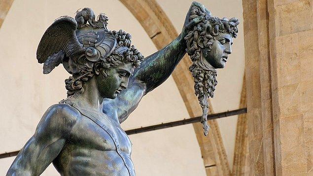Medusa’nın ölümü, Zeus’la Akrisios’un torunu olan Perseus’un elinden olmuş.