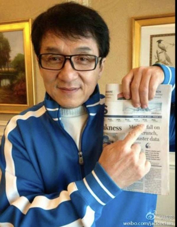 5. Çıkan haberlere bakarak Jackie Chan 7 kere hayatını kaybetmiş. Yalan haberlere artık sadece gülümseyerek bakıyormuş.