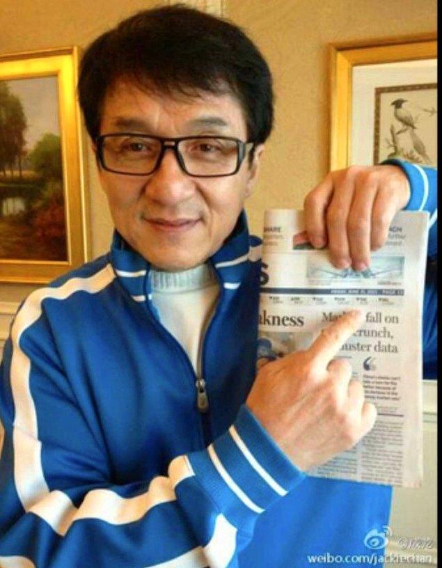 5. Çıkan haberlere bakarak Jackie Chan 7 kere hayatını kaybetmiş. Yalan haberlere artık sadece gülümseyerek bakıyormuş.