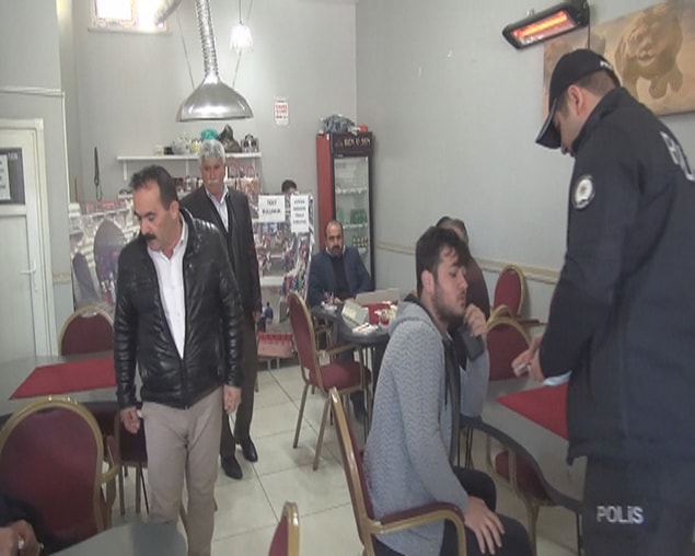Polis, buradakileri uyarırken bir kişi, salgından haberinin olmadığını söyledi.