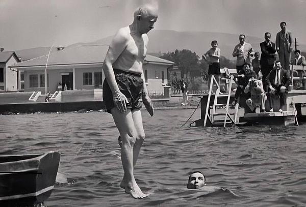22. Türkiye Cumhuriyeti'nin 2. Cumhurbaşkanı ve dönemin CHP Genel Başkanı İsmet İnönü, İstanbul Maltepe'de denize çivileme atlarken, 1967.