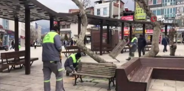 Denizli Büyükşehir Belediyesi ekipleri ise çareyi bankları sökmekte buldu.
