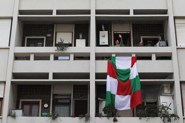 В Италии, одном из самых пострадавших от вируса регионов, правительством принимаются чрезвычайные меры. Он заботится о том, чтобы люди не выходили из дома, если в этом нет острой необходимости.