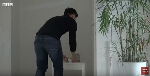 Yapımcı, eşinin beslenmesi için yemeğini odasının önüne koyuyor ve eşi gittikten sonra hemşire de yemeğini odasına alıyor. En ufak bir temas yok anlayacağınız.