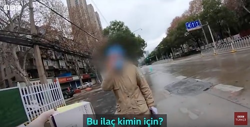 İlaç ihtiyacı olanlara ilaç götürüyor. İnsanların ne kadar zorlu bir hayat geçirdiğini bizlere net bir şekilde gösteriyor.