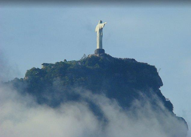 Rio de Janeiro şehrine bakan 'Kurtarıcı İsa Heykeli', virüs vakalarını bildiren ülkelerin bayraklarıyla aydınlatıldı.