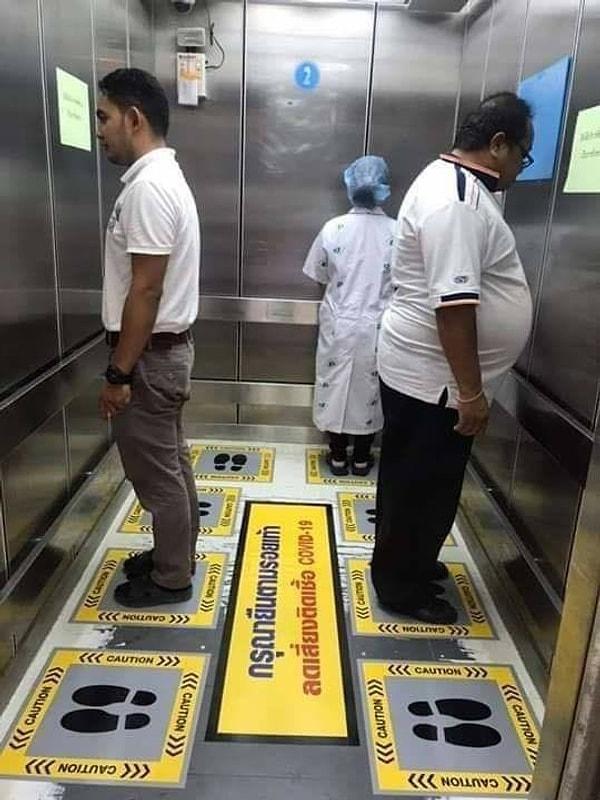 2. Tayland'ta bir hastanenin asansörde bulunan sosyal mesafeyi koruma amaçlı stickerlar.