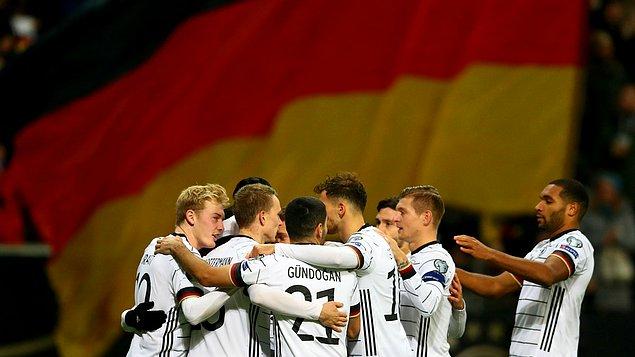 5. Almanya Milli Futbol Takımı acil yardım servislerine 2.5 milyon euroluk bir yardım yaptıklarını açıkladı.
